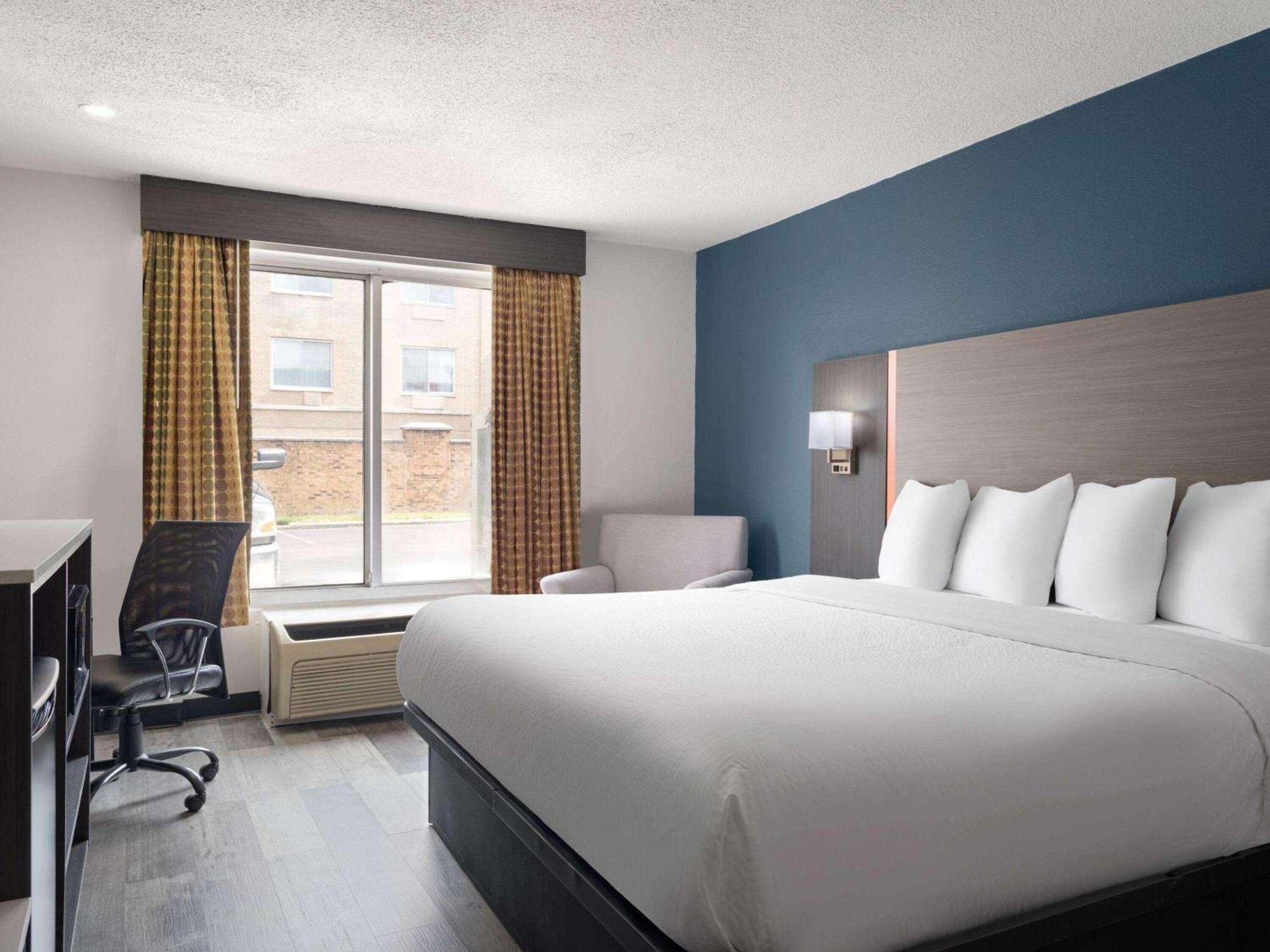 Baymont By Wyndham Indianapolis East Hotel Exterior foto